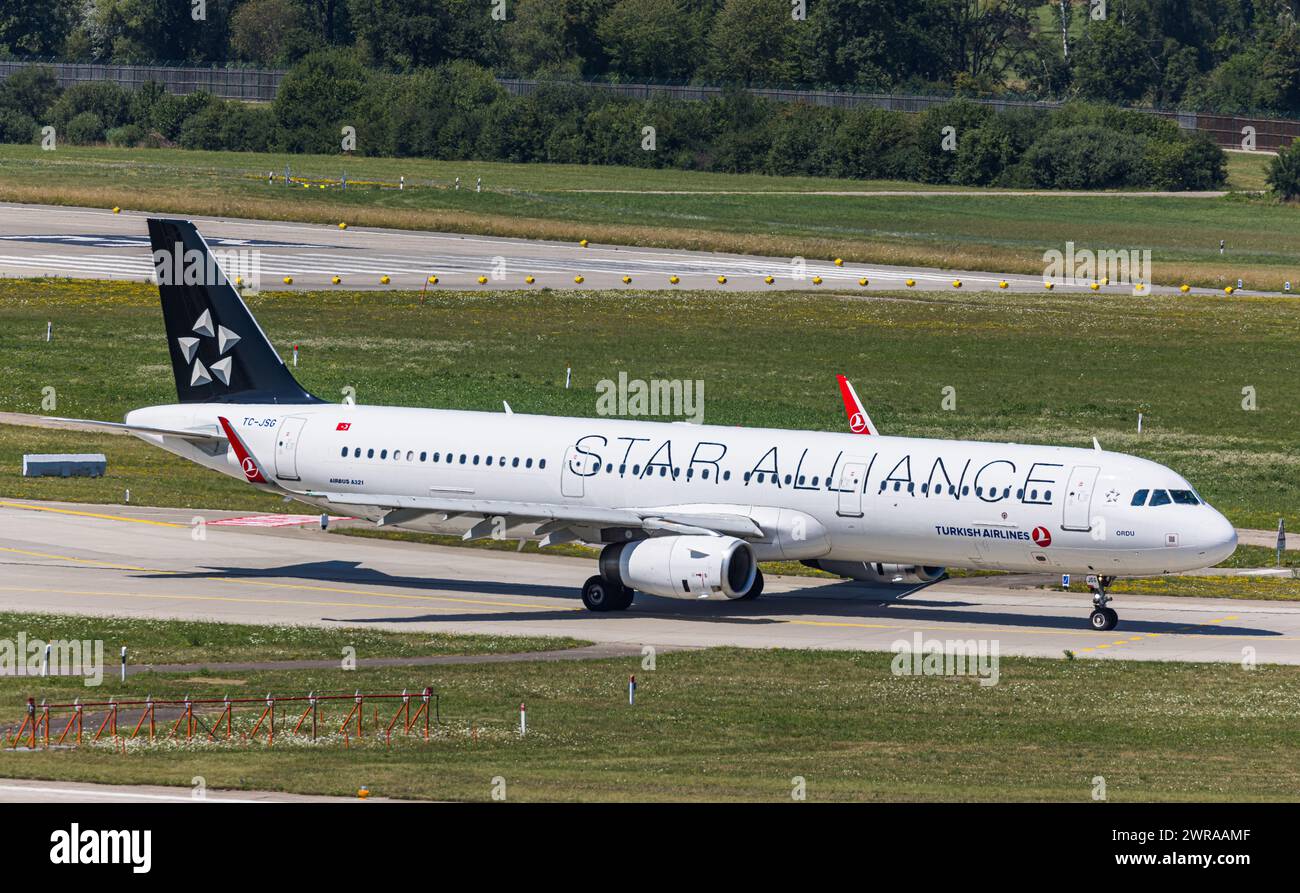 Ein Airbus A321-200 von Turkish Airlines rollt auf dem Flughafen Zürich zur Startbahn. DAS Flugzeug trägt die Bemalung von Star Alliance. Registrazione Foto Stock