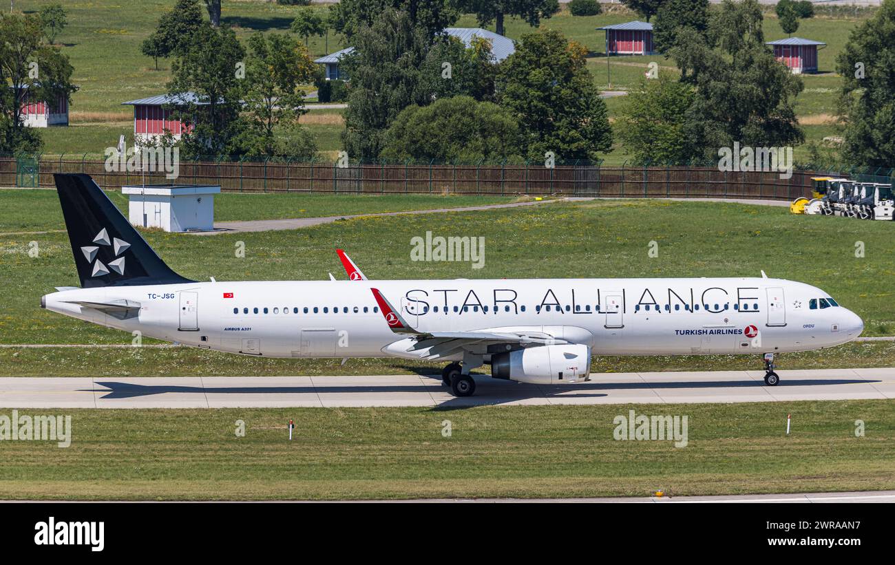 Ein Airbus A321-200 von Turkish Airlines rollt auf dem Flughafen Zürich zur Startbahn. DAS Flugzeug trägt die Bemalung von Star Alliance. Registrazione Foto Stock