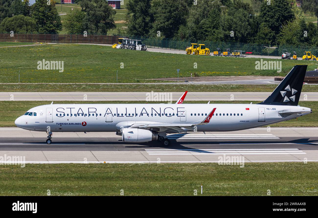 Ein Airbus A321-200 von Turkish Airlines startet von piste 28 des Flughafen Zürich. DAS Flugzeug trägt Die Star Alliance Livery. Registrazione TC-JSG. Foto Stock