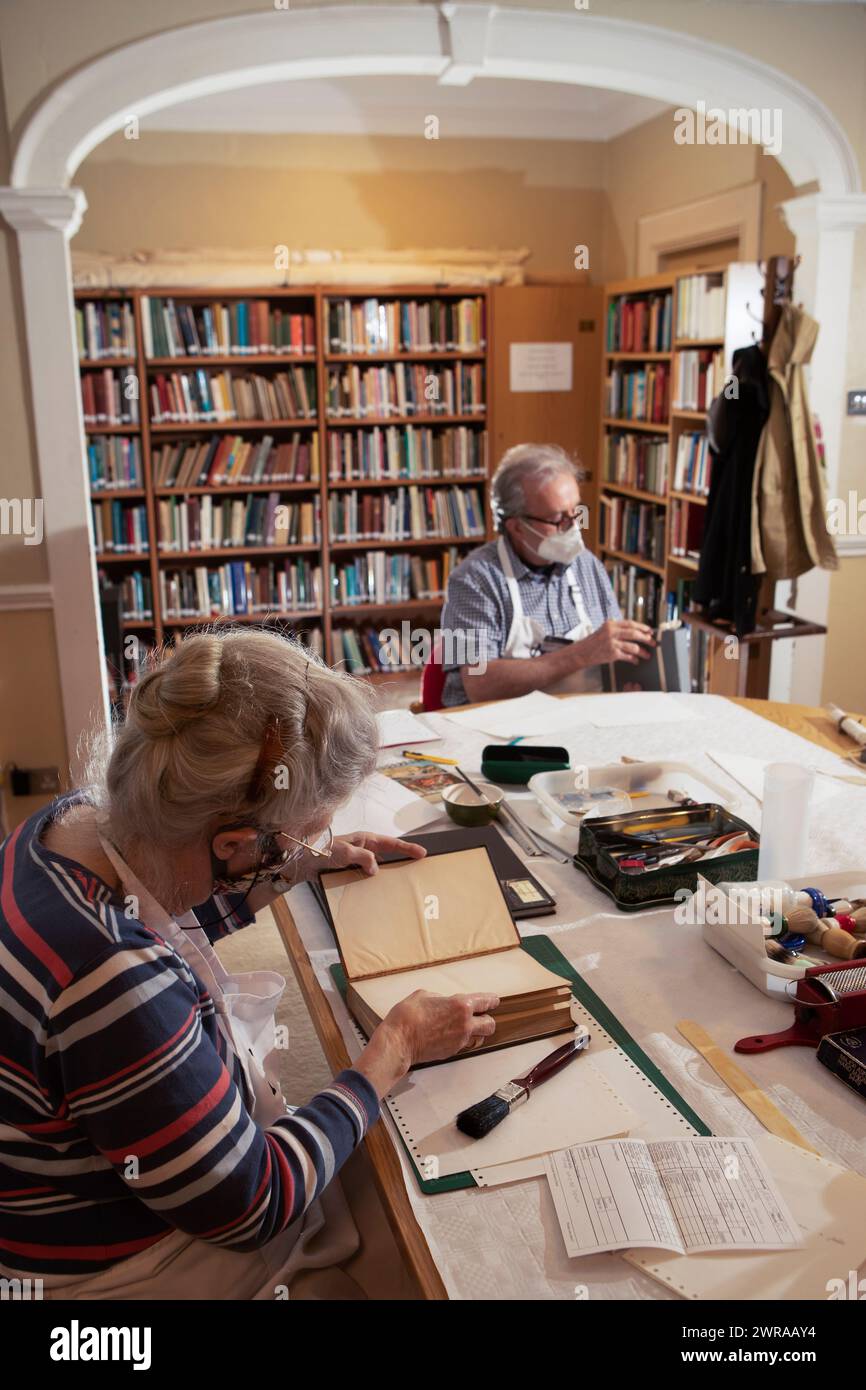 21/05/21 Conservatori, Hillary Ollesan (73) ed ex armadietto, Mike Browne (75) libri di riparazione della collezione libraryÕs. Libro conservato Foto Stock