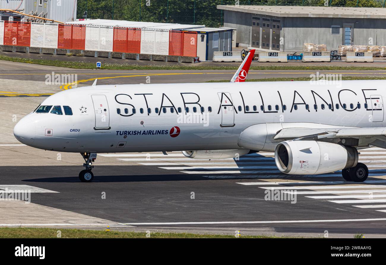 Ein Airbus A321-200 von Turkish Airlines startet von piste 28 des Flughafen Zürich. DAS Flugzeug trägt Die Star Alliance Livery. Registrazione TC-JSG. Foto Stock