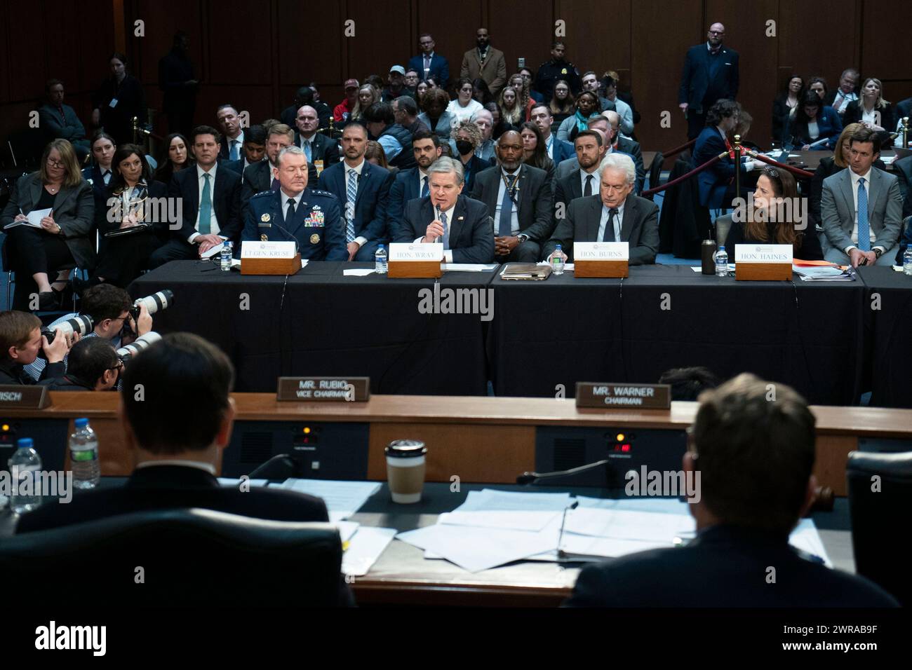 Washington, Stati Uniti. 11 marzo 2024. (L-R) Direttore della Defense Intelligence Agency Jeffrey Kruse, Direttore del Federal Bureau of Investigation Christopher Wray, Direttore della Central Intelligence Agency William Burns, Direttore della National Intelligence Avril Haines, guardano durante un'audizione del Senate Intelligence Committee per "esaminare le minacce mondiali" presso il Campidoglio degli Stati Uniti a Washington, DC lunedì 11 marzo 2024. Foto di Bonnie Cash/UPI credito: UPI/Alamy Live News Foto Stock