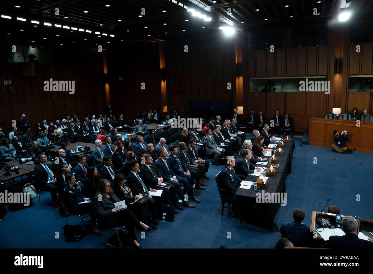 (L-R) Direttore della Defense Intelligence Agency Jeffrey Kruse, Direttore del Federal Bureau of Investigation Christopher Wray, Direttore della Central Intelligence Agency William Burns, direzione della National Intelligence Avril Haines, il direttore della National Security Agency Timothy Haugh e l'assistente segretario di Stato per l'intelligence e la ricerca Brett Holmgren esaminano durante un'audizione del Senate Intelligence Committee per "esaminare le minacce mondiali" presso il Campidoglio degli Stati Uniti a Washington, DC, lunedì 11 marzo 2024. Foto di Bonnie Cash/UPI Foto Stock