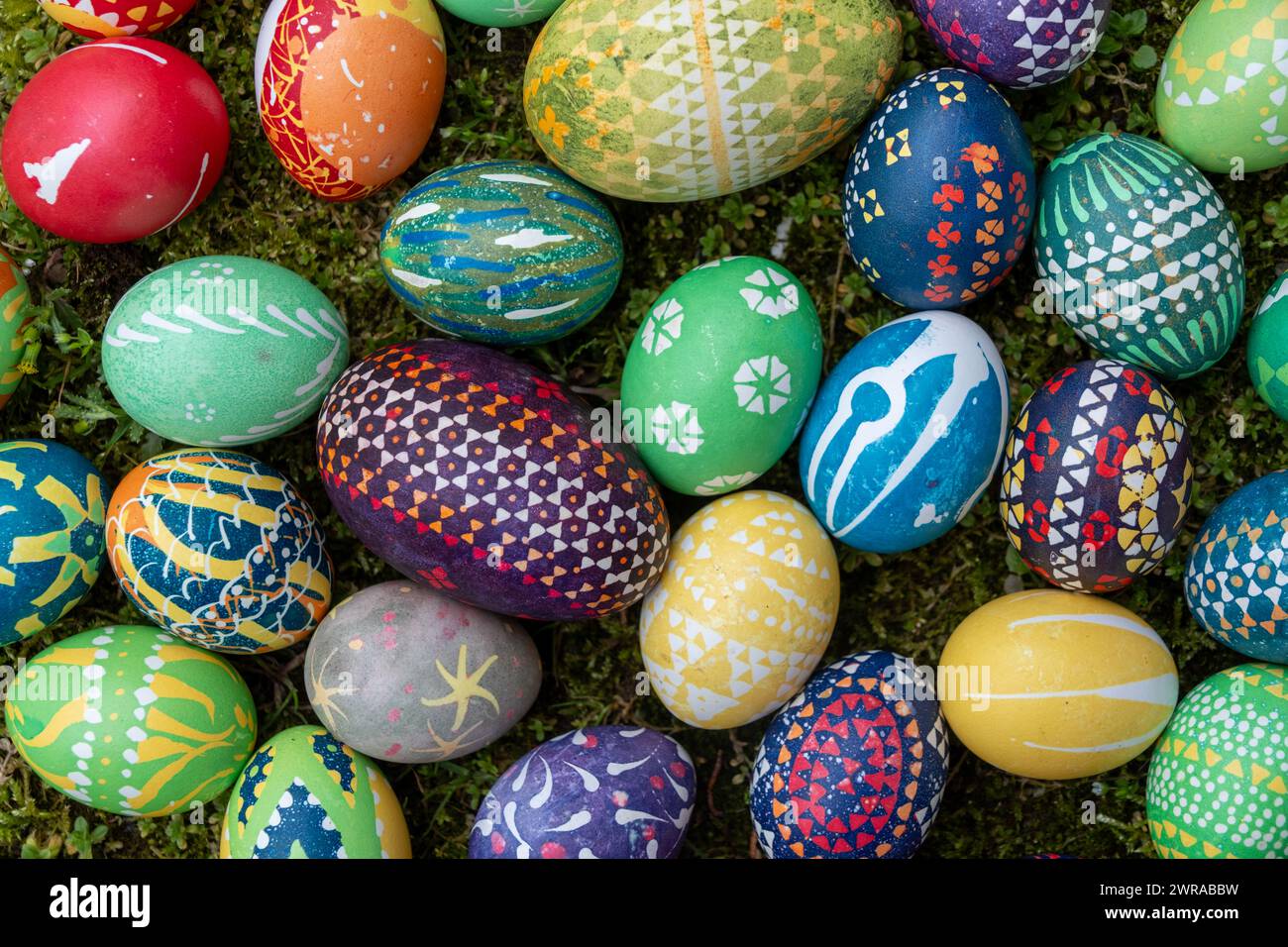 Molte uova di pasqua colorate dipinte a mano, secondo la tradizione sorbiana all'aperto nel muschio, spazio copia Foto Stock