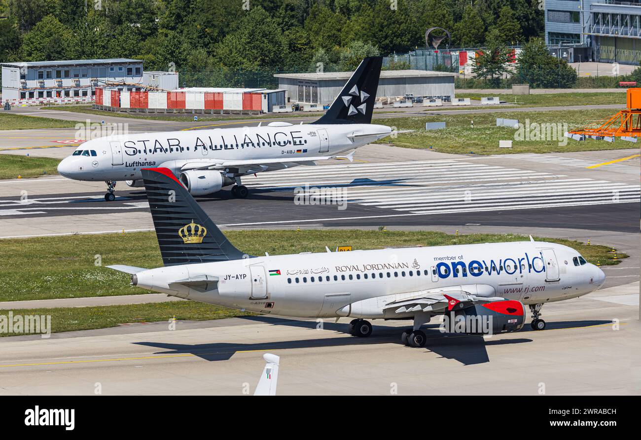 Von der Lufthansa wartet ein Airbus A319-100 auf der piste 28 des Flughafen Zürich auf die Startfreigabe. DAS Flugzeug trägt Die Star Alliance Bemalun Foto Stock