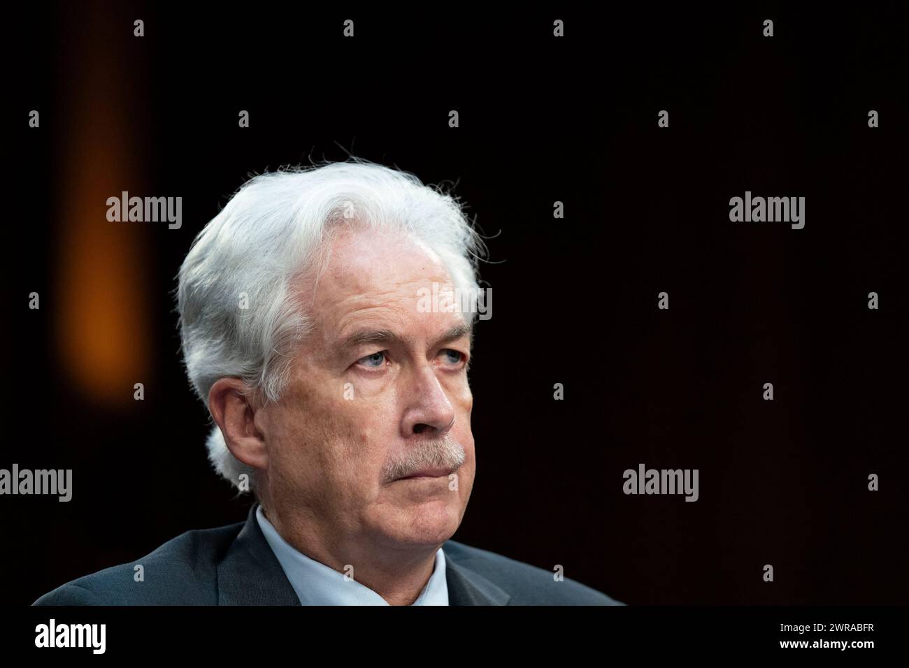 Washington, Stati Uniti. 11 marzo 2024. Il direttore della Central Intelligence Agency William Burns guarda durante un'audizione del Senate Intelligence Committee di tp "Examinate Worldwide Threats" presso il Campidoglio degli Stati Uniti a Washington, DC, lunedì 11 marzo 2024. Foto di Bonnie Cash/UPI credito: UPI/Alamy Live News Foto Stock
