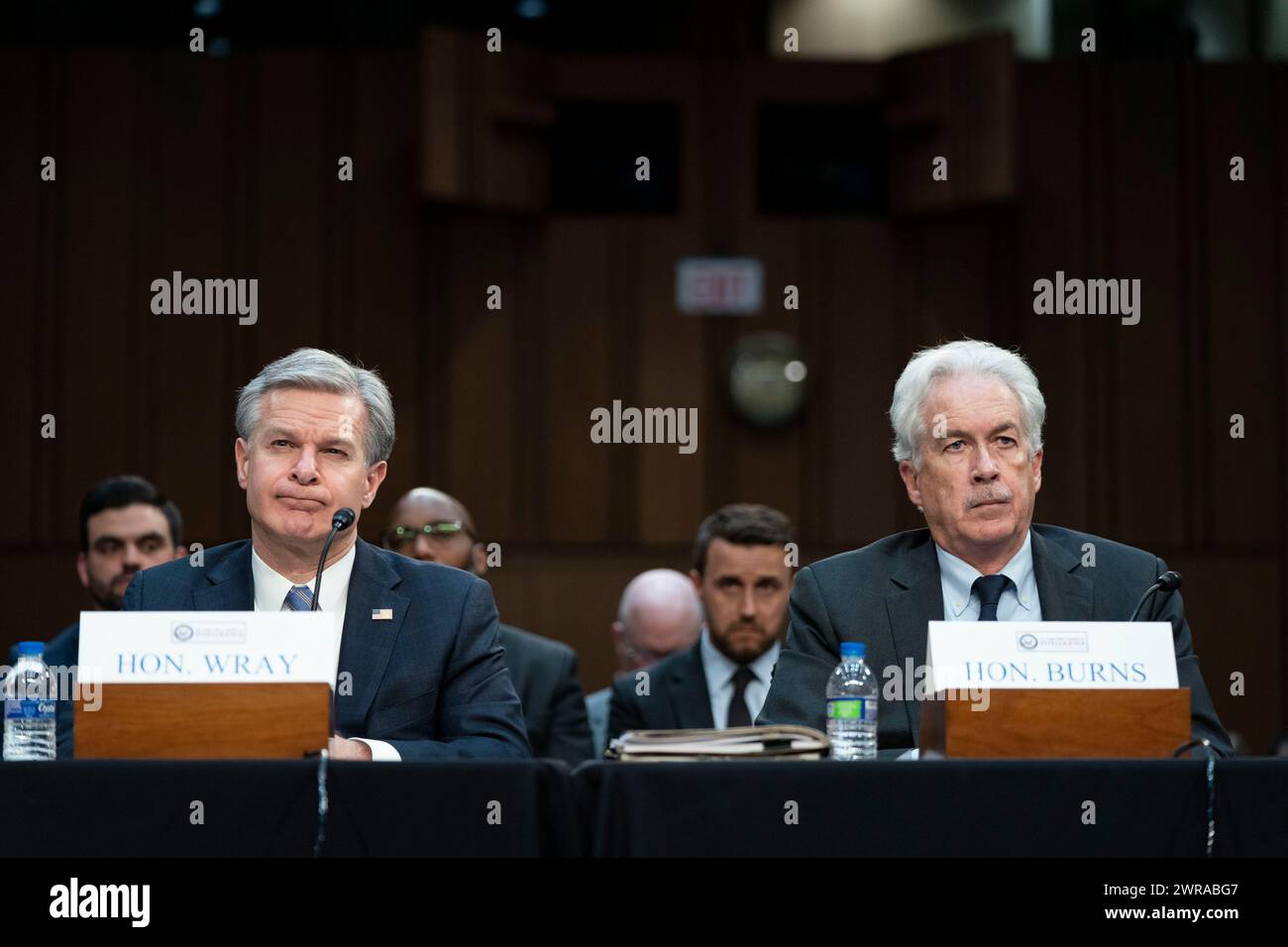 Washington, Stati Uniti. 11 marzo 2024. Il direttore del Federal Bureau of Investigation Christopher Wray e il direttore della Central Intelligence Agency William Burns guardano durante un'audizione del Senate Intelligence Committee per "esaminare le minacce mondiali" presso il Campidoglio degli Stati Uniti a Washington, DC lunedì 11 marzo 2024. Foto di Bonnie Cash/UPI credito: UPI/Alamy Live News Foto Stock