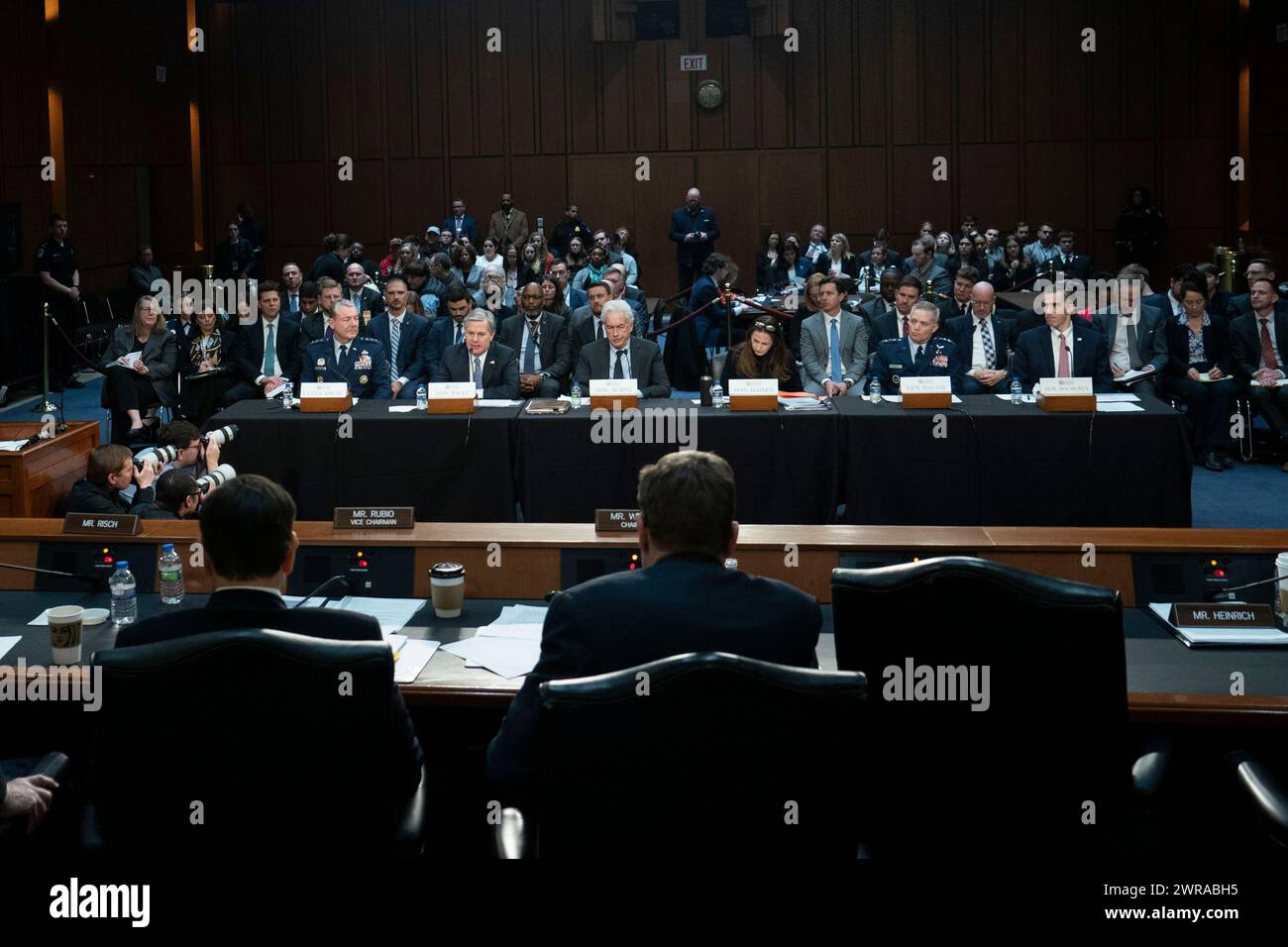 (L-R) Direttore della Defense Intelligence Agency Jeffrey Kruse, Direttore del Federal Bureau of Investigation Christopher Wray, Direttore della Central Intelligence Agency William Burns, direzione della National Intelligence Avril Haines, il direttore della National Security Agency Timothy Haugh e l'assistente segretario di Stato per l'intelligence e la ricerca Brett Holmgren esaminano durante un'audizione del Senate Intelligence Committee per "esaminare le minacce mondiali" presso il Campidoglio degli Stati Uniti a Washington, DC, lunedì 11 marzo 2024. Foto di Bonnie Cash/UPI Foto Stock
