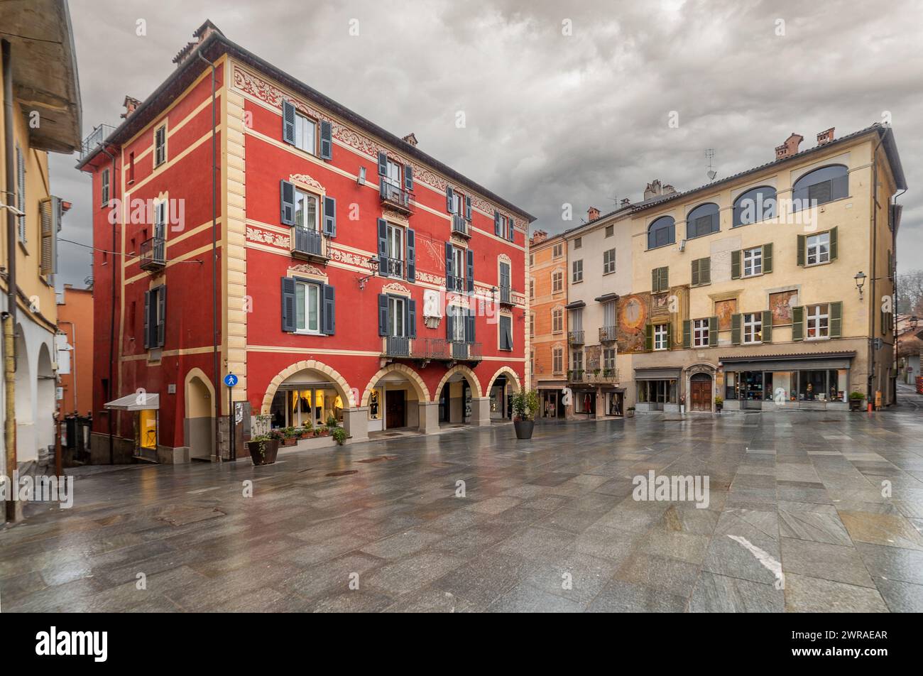 Mondovi, Italia - 09 marzo 2024: St Piazza Pietro, vista degli edifici storici decorati con portici e la piazza lastricata con lastre di pietra su una Foto Stock