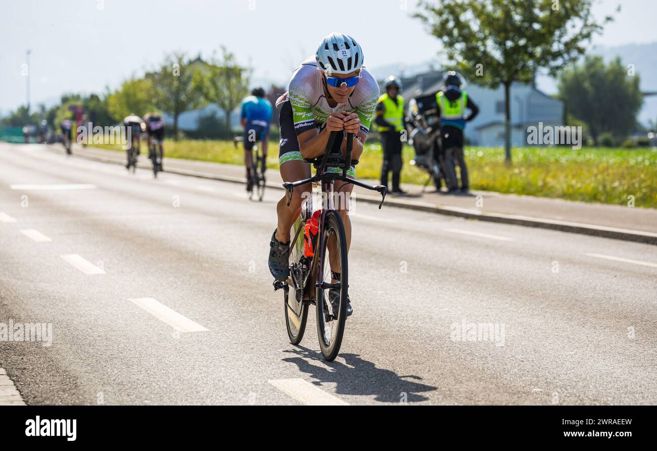 Der italienische Profi-Triathlet Stefano Rigoni befindet sich beim Ironman 70,3 auf der Radstrecke. (Rapperswil-Jona, Svizzera, 19.06.2022) Foto Stock
