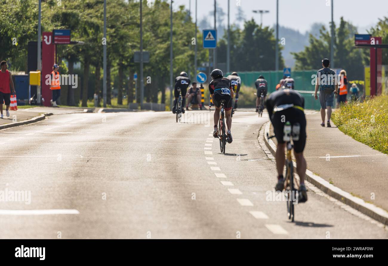 Blick auf die Radstrecke. BEI hochsommerlichen Temperaturen Weit über 30 Grad mühen sich die Athleten über 90 anspruchsvolle chilometro ab. (Rapperswil Foto Stock