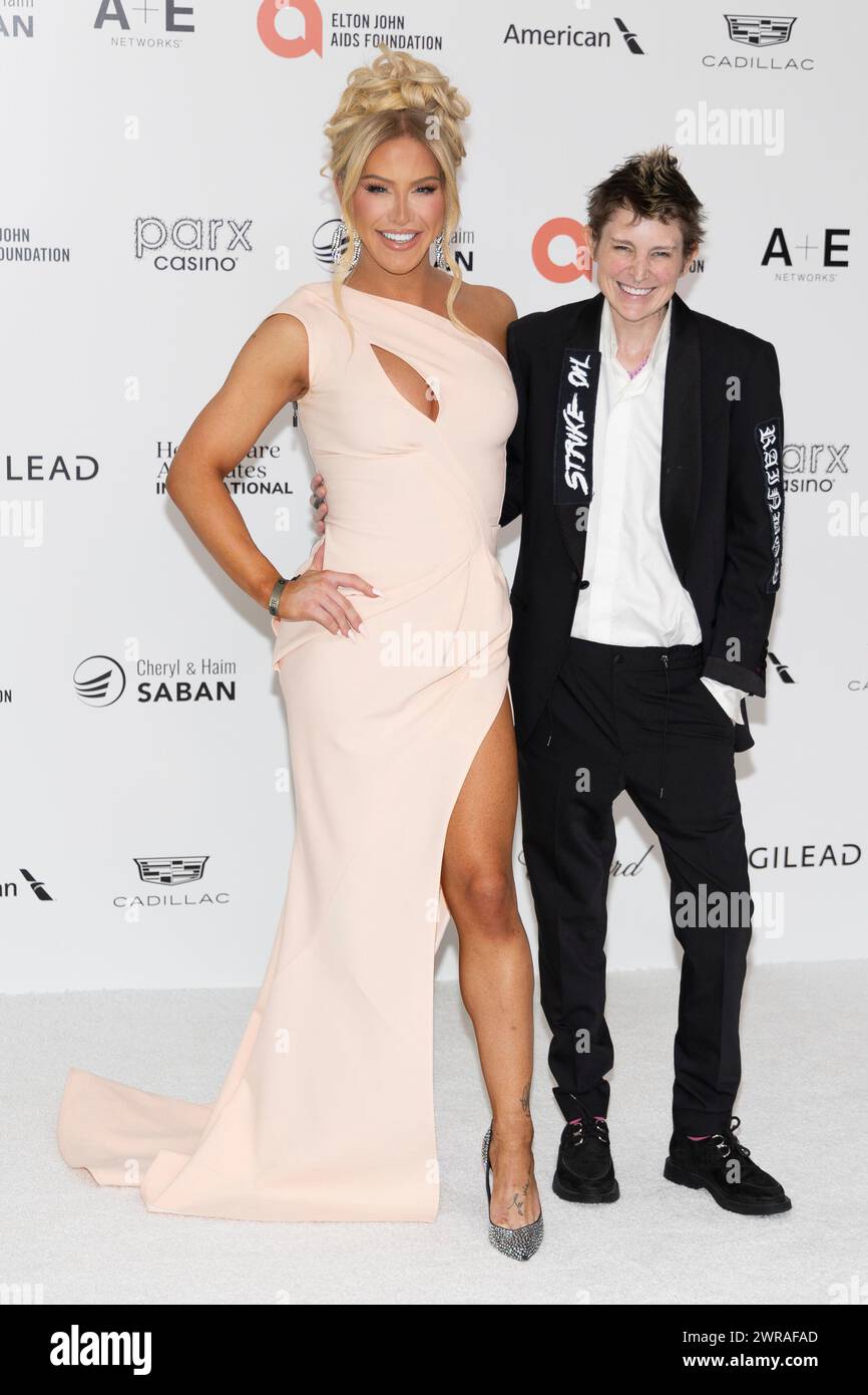 West Hollywood, Stati Uniti. 10 marzo 2024. Gigi Gorgeous e Nate Getty assistono agli arrivi del 32° Annual Elton John AIDS Foundation Academy Awards Viewing Party al City of West Hollywood Park a West Hollywood, CALIFORNIA, il 10 marzo 2024. (Foto di Corine Solberg/SipaUSA) credito: SIPA USA/Alamy Live News Foto Stock