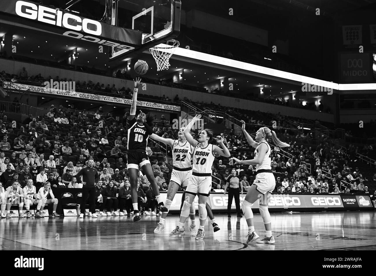 Oral Roberts, la guardia dei Golden Eagles Taleyah Jones (10) spara la palla durante una partita di basket femminile della NCAA tra il terzo seme, Oral Roberts Golden Eagles e il secondo seme North Dakota State University Bison al Summit League Championships al Denny Sanford PREMIERE Center di Sioux Falls, SD lunedì 11 marzo 2024. Russell Hons/CSM Foto Stock