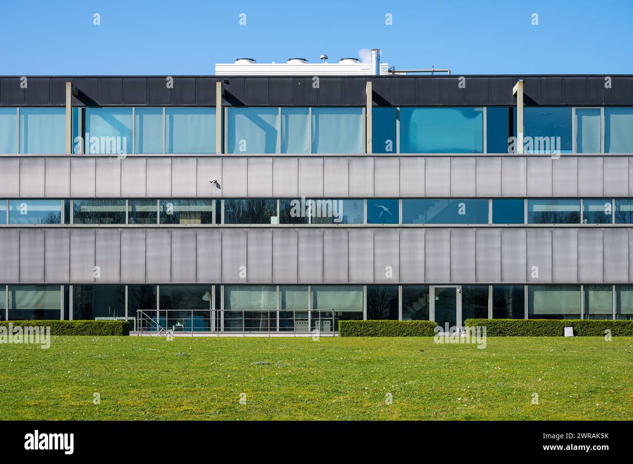 Zellik, Brabante fiammingo, Belgio 8 marzo 2024 - sede centrale della società Zenitel Telecom Foto Stock