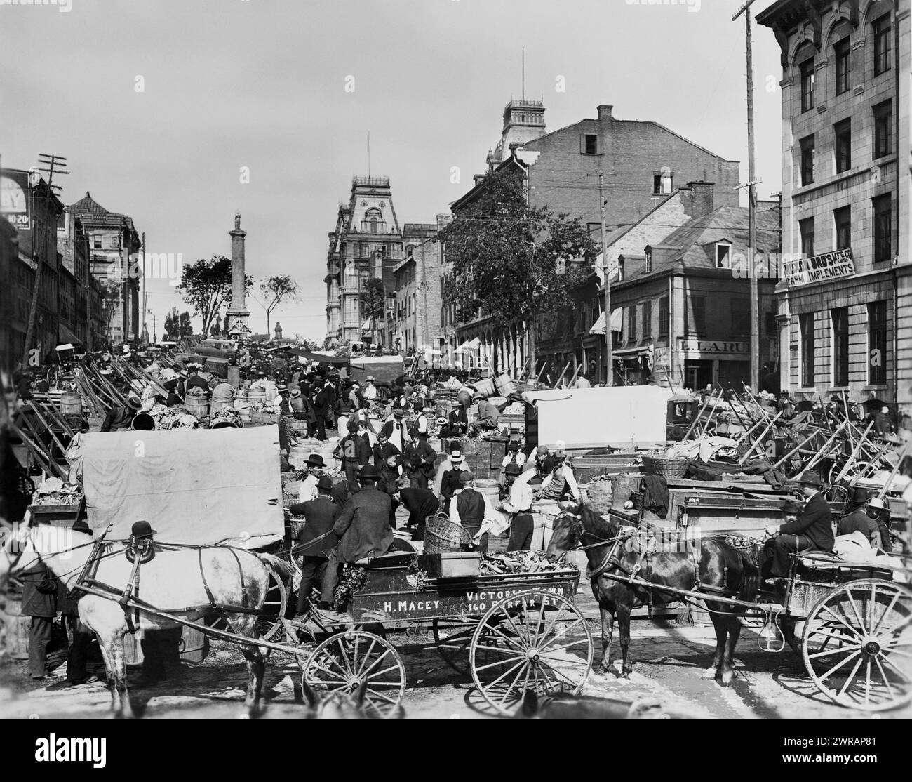 Fotografia d'epoca: Market Day, in Place Jacques-Cartier, nella vecchia Montreal, Canada. intorno al 1900 Foto Stock