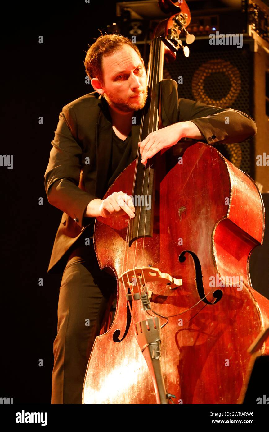 William Brunard contrabbassista jazz francese in concerto (con il chitarrista di origine gitana Biréli Lagrène) durante gli Éclats d'Email Jazz Édition festi Foto Stock