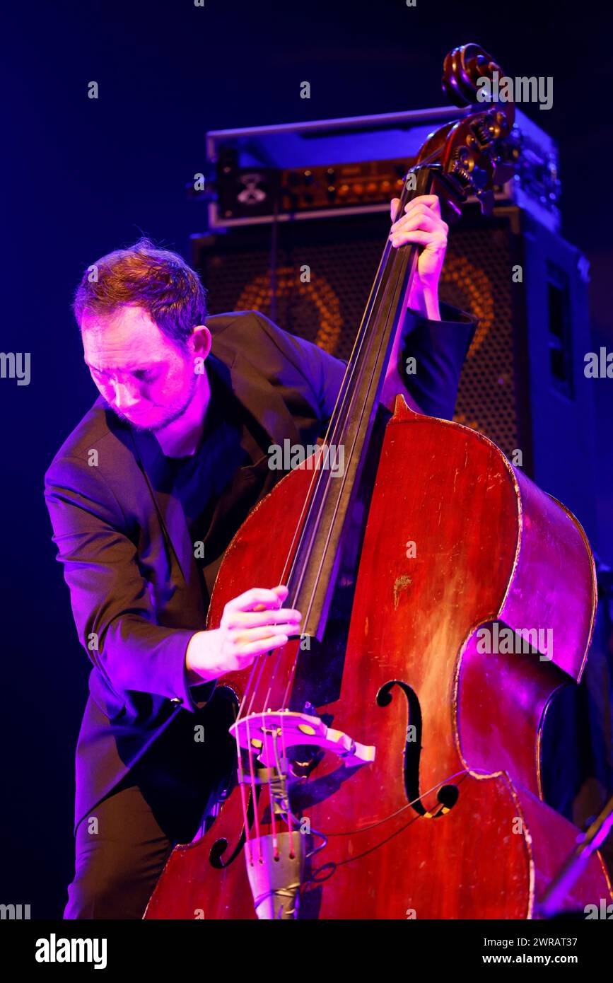 William Brunard contrabbassista jazz francese in concerto (con il chitarrista di origine gitana Biréli Lagrène) durante gli Éclats d'Email Jazz Édition festi Foto Stock