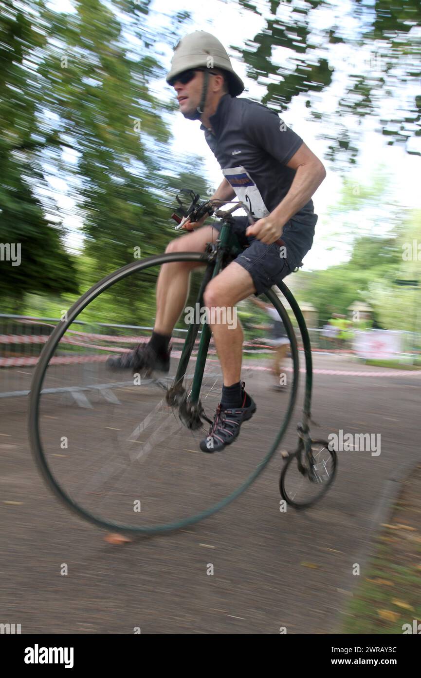 11/09/11...Joff Summerfield, 43 sulla Penny Farthing ha girato il mondo tra il 2006 e il 2008....i piloti di Penny Farthing gareggiano in un'ora Foto Stock