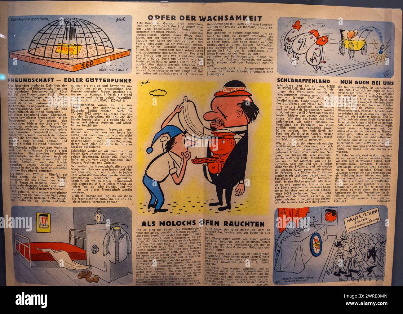 La rivista "Tarantel" di Berlino Ovest si diverte al regime comunista della Germania Est, il memoriale di Berlino-Hohenschönhausen, Berlino, Germania. Foto Stock
