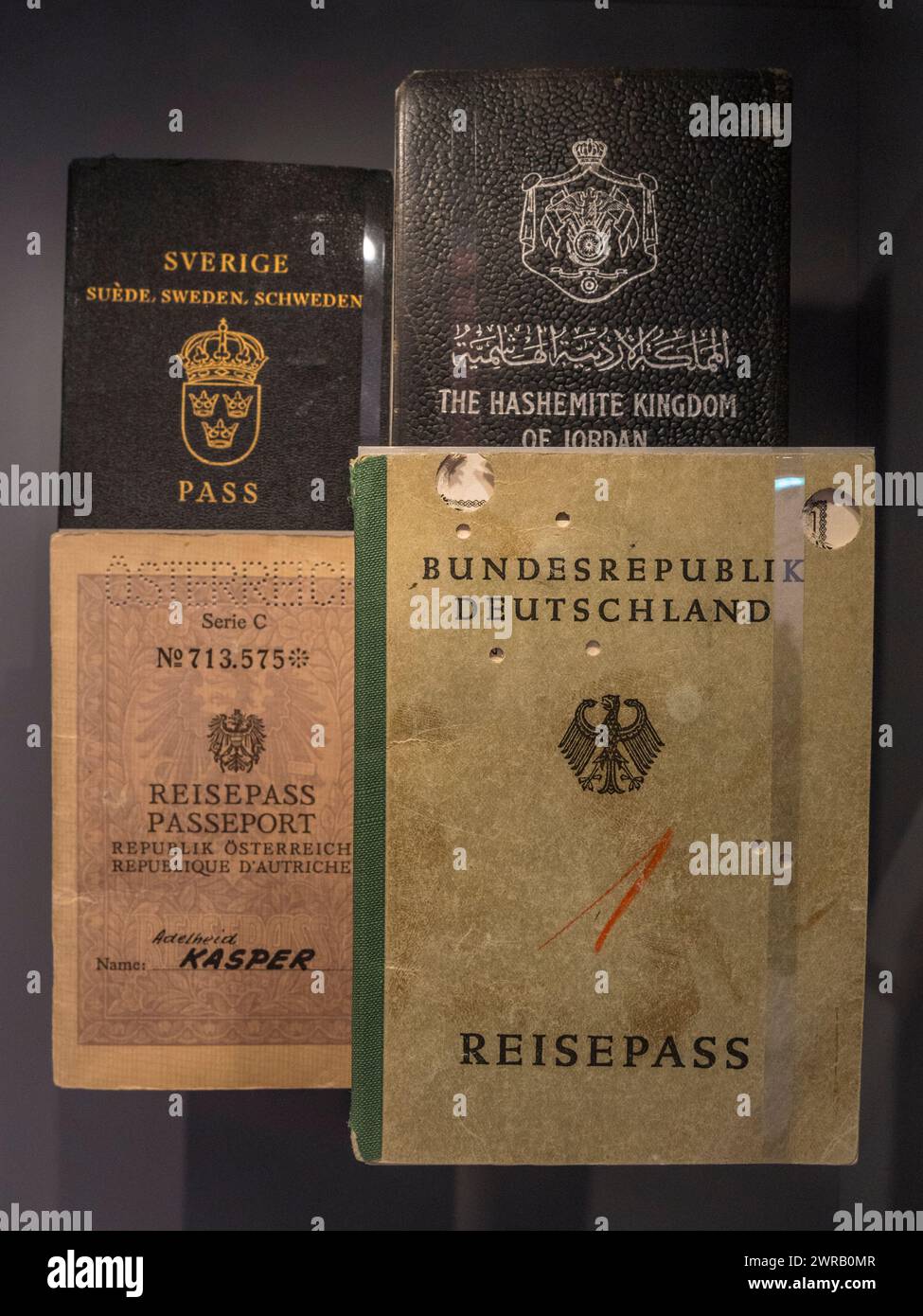 "Ffake" passaporti della Germania Ovest utilizzati dalla Stasi in mostra nella mostra permanente, Berlin-Hohenschönhausen Memorial, Berlino, Germania. Foto Stock