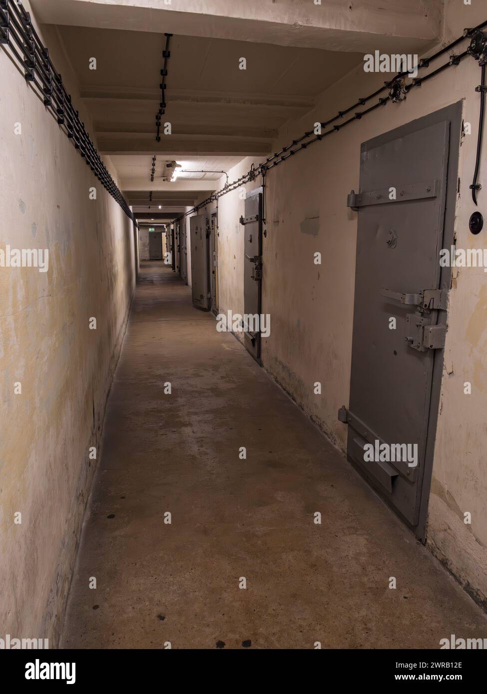 Corridoio delle celle nel seminterrato sottomarino U-Boot (U-boat) nel vecchio edificio, l'ex prigione della Stasi della Guerra fredda Hohenschönhausen, Berlino. Foto Stock