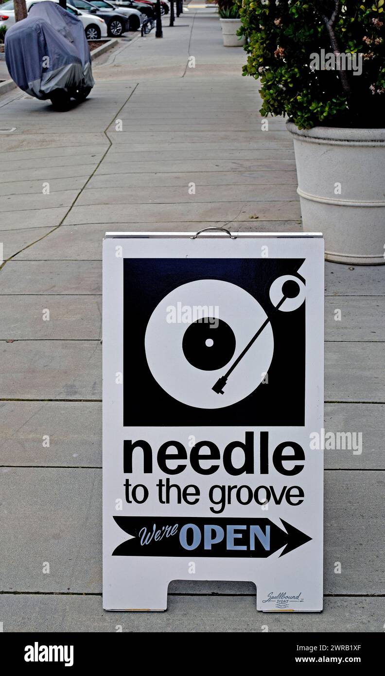 Ago al cartello del negozio di dischi Grove sul marciapiede nel quartiere Niles di Fremont, California Foto Stock