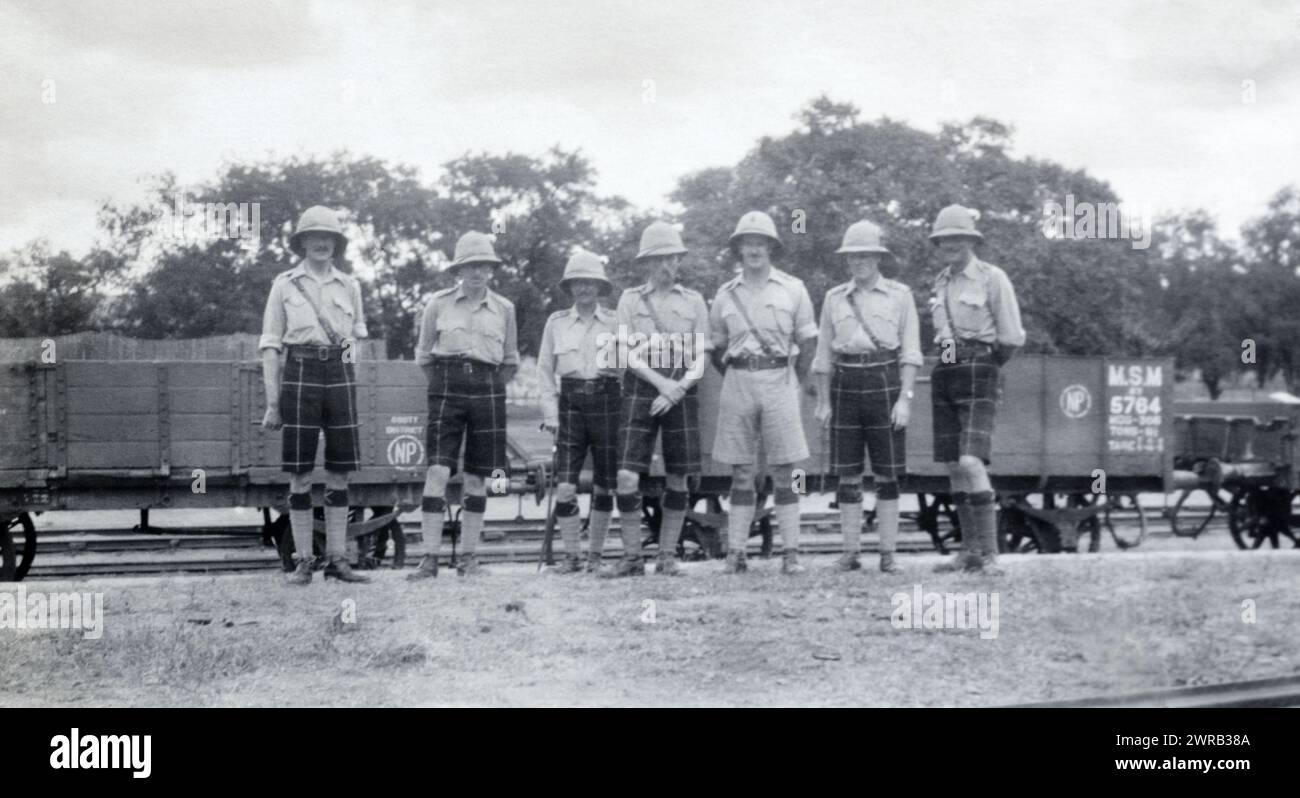 Ufficiali del 2nd Battalion Highland Light Infantry di fronte a Madras e Southern Mahratta Railway Trucks in British India, 1925 circa. Foto Stock
