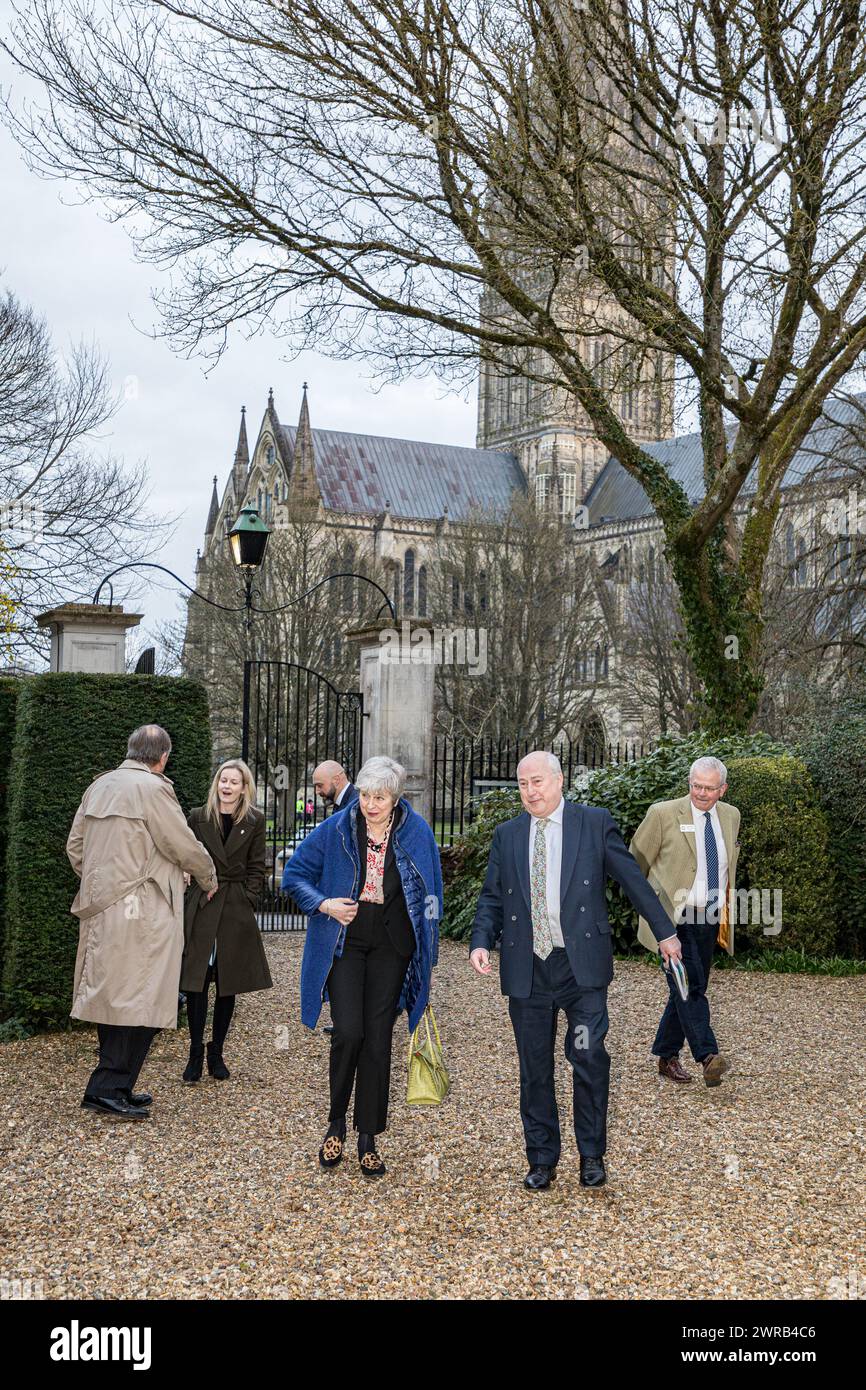 Salisbury, Wiltshire, Regno Unito, 11 maggio 2024, l'ex primo ministro Theresa May in visita ad Arundells, l'ex casa di Sir Edward Heath a Salisbury, Wiltshire, prima di parlare al Salisbury Guildhall del suo tempo come primo ministro. Foto Stock