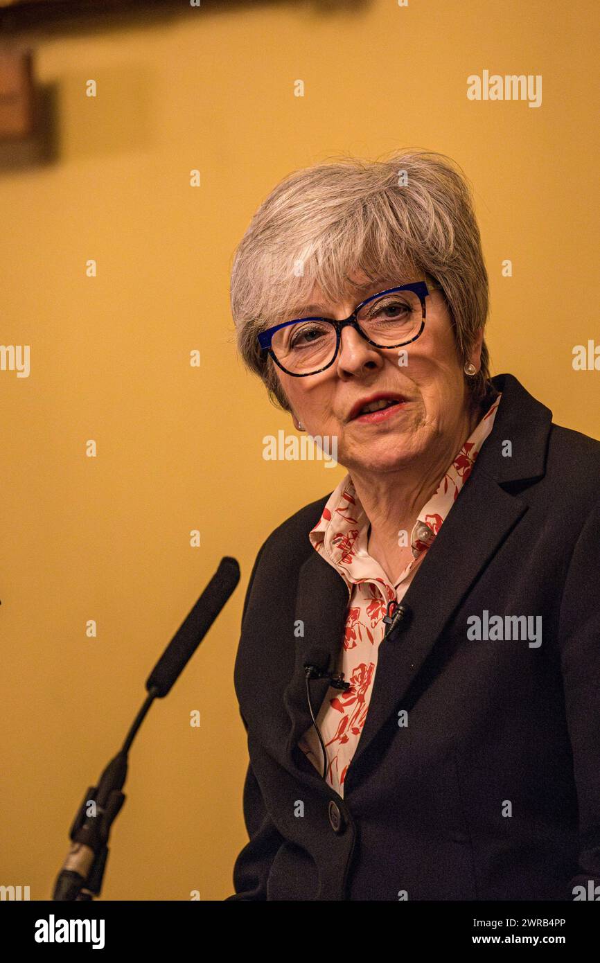 Salisbury, Wiltshire, Regno Unito, lunedì 11 maggio, 2024. L'ex primo ministro Theresa May in visita a Salisbury e alla Edward Heath Charitable Foundation. In qualità di primo ministro per tre anni e di ministro degli interni per sei anni, Theresa May si è trovata faccia a faccia con una serie di questioni in cui l'abuso di potere ha portato a risultati devastanti per gli individui e ha danneggiato in modo significativo la reputazione e la fiducia nelle istituzioni pubbliche e nei politici. Parlando a Salisbury Guildhall, Foto Stock
