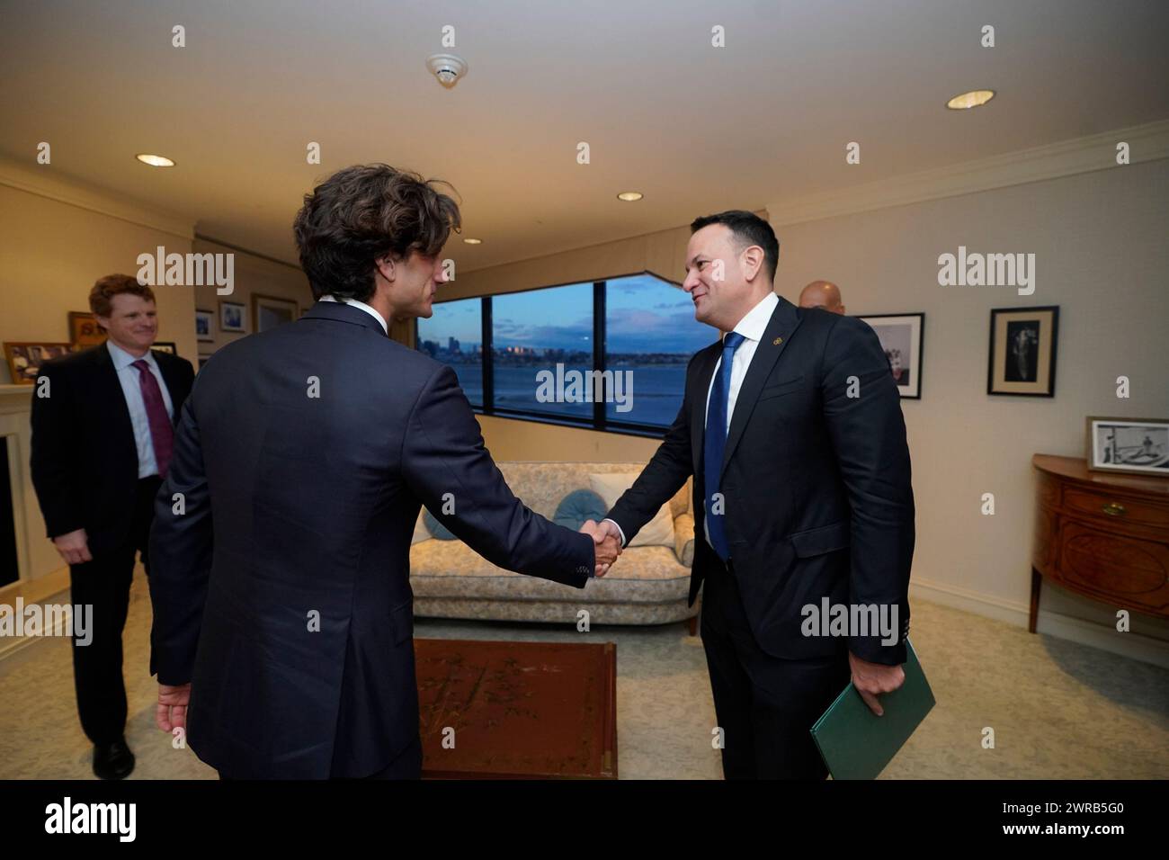 Il Taoiseach Leo Varadkar (a destra) stringe la mano a Jack Schlossberg, l'unico nipote di John F. Kennedy osservato da Joe Kennedy III, mentre arriva alla biblioteca del presidente John F. Kennedy, prima di tenere un discorso chiave che rifletta sulla vita e l'eredità del presidente Kennedy e su come la sua eredità continui ad avere lezioni per le sfide globali di oggi, a Boston, Massachusetts, Stati Uniti, durante la visita del Taoiseach negli Stati Uniti per il giorno di San Patrizio. Data foto: Lunedì 11 marzo 2024. Foto Stock