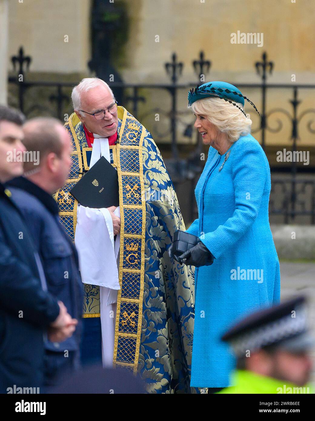 La regina Camilla arriva all'Abbazia di Westminster per il Commonwealth Day Service, 11 marzo 2024. È accolta dal decano dell'abbazia di Westminster David Hoyle Foto Stock