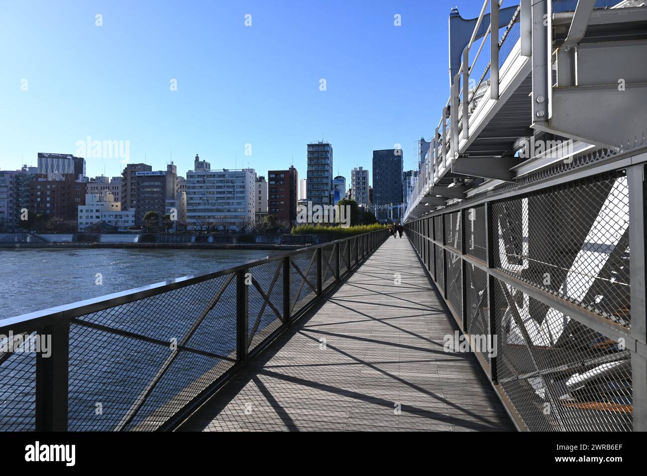 Ponte sul fiume Sumida - Sumida City, Tokyo, Giappone - 27 febbraio 2024 Foto Stock