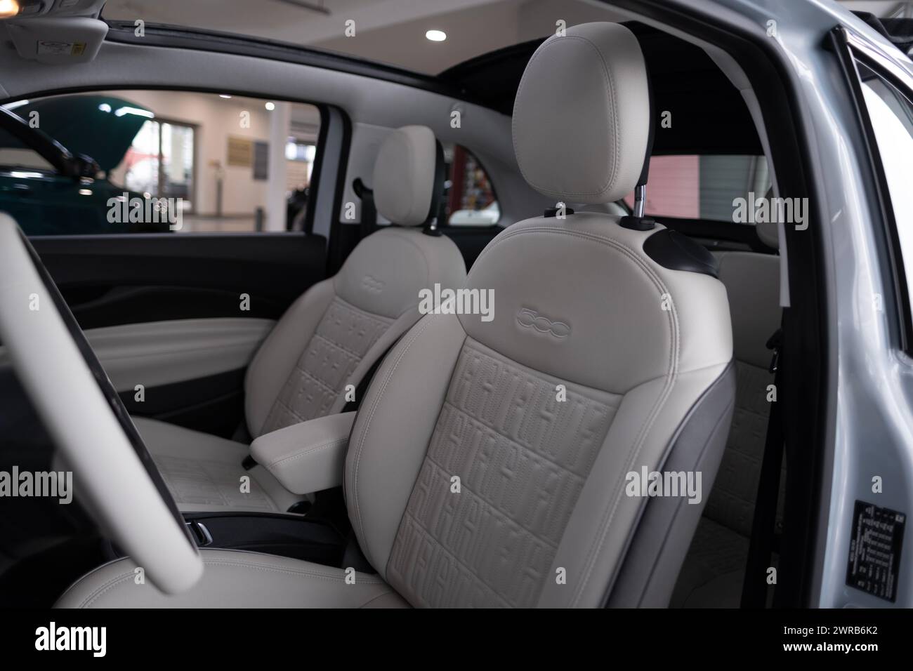 primo piano luci interni, sedili posteriori in pelle bianca Fiat 500 e Classic Cabrio car, limousine, Innovation Automotive Industry Show a Francoforte, Germania - Foto Stock