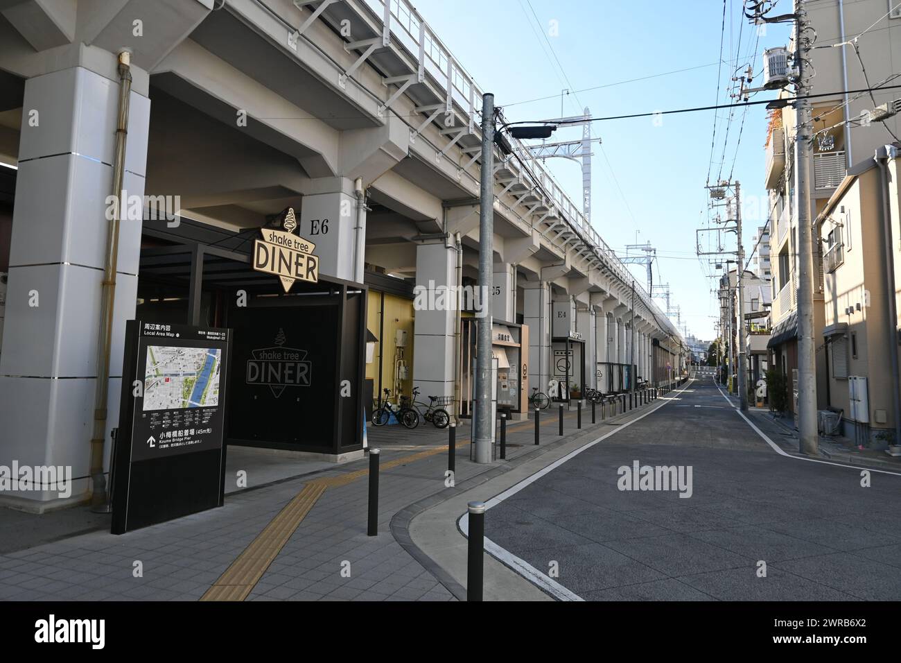 Sotto il ponte vicino a skytree a Mukojima - Sumida City, Tokyo, Giappone - 27 febbraio 2024 Foto Stock