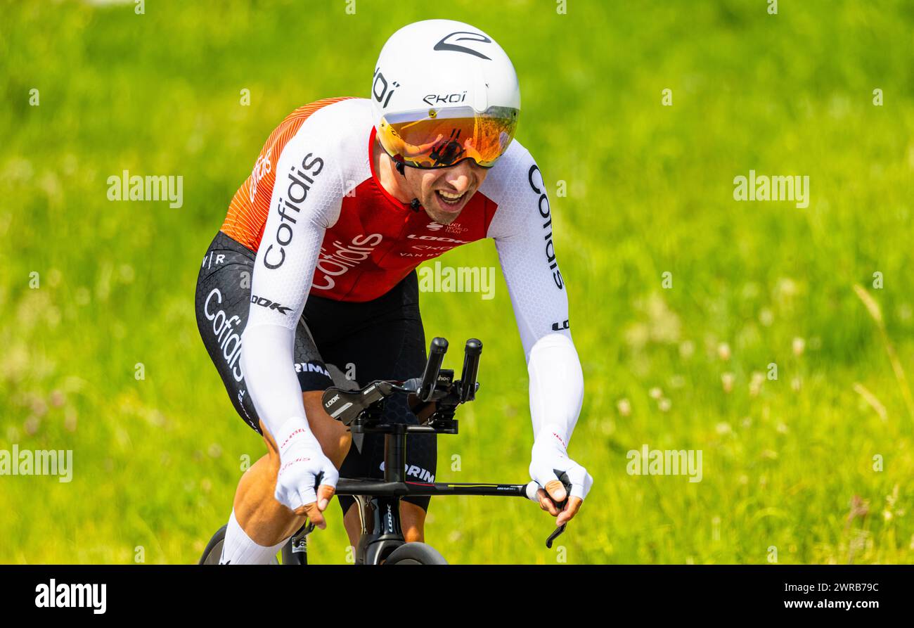 Der spanische Radrennfahrer Jonathan lastra vom Team Cofidis kämpft sich, während dem Einzelzeitfahren der 8. Etappe der Tour de Suisse, den Anstieg h Foto Stock