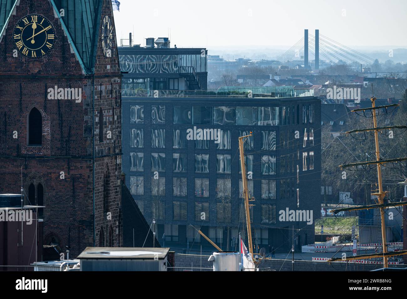 Brema, Blick zur St Martini Kirche und das ehemalige Stollberg Reederei Gebäude an der Weser 09.03.2024, Brema Mitte Freie Hansestadt Brema Deutschland *** Brema, veduta di St Chiesa Martini e l'ex compagnia di navigazione Stollberg edificio sul Weser 09 03 2024, Brema Mitte città anseatica libera di Brema Germania Brema uÌber den DaÌchern 9.3.24 LR-8712 Foto Stock