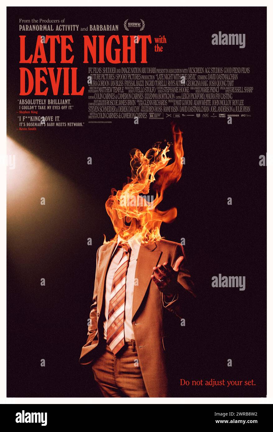 Late Night with the Devil (2023) diretto da Cameron Cairnes e Colin Cairnes e interpretato da David Dastmalchian, Laura Gordon e Ian Bliss. Orrore australiano su una trasmissione televisiva dal vivo nel 1977 che va orribilmente storta, scatenando il male nei salotti della nazione. US un foglio poster ***SOLO PER USO EDITORIALE***. Crediti: BFA / IFC Films Foto Stock