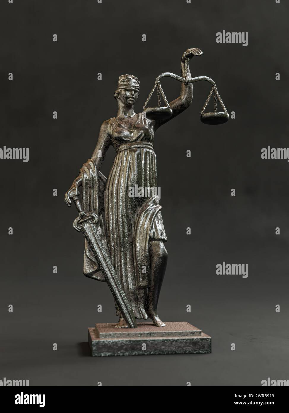 3D rendeing della statua metallica di THEMIS of Justice con equilibrio su sfondo nero Foto Stock