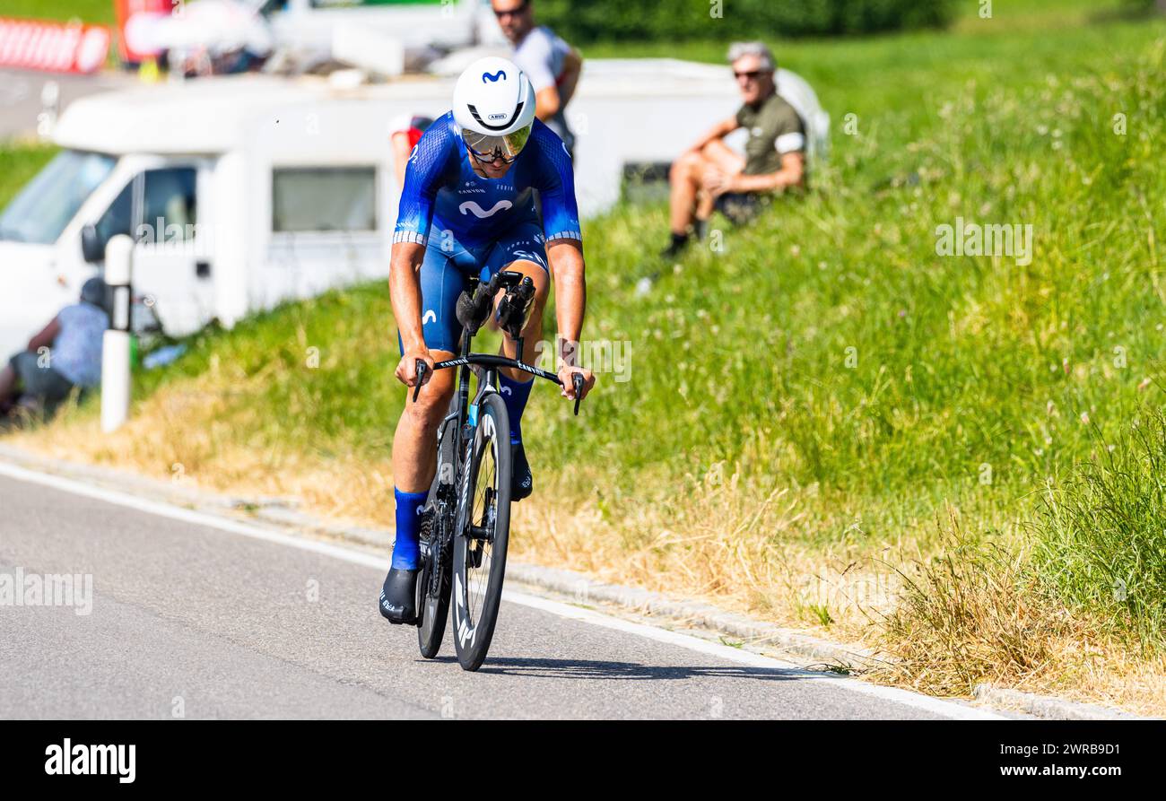 Der spanische Radrennfahrer Gorka Izagirre vom Moviestar Team kämpft sich, während dem Einzelzeitfahren der 8. Etappe der Tour de Suisse, den Anstieg Foto Stock