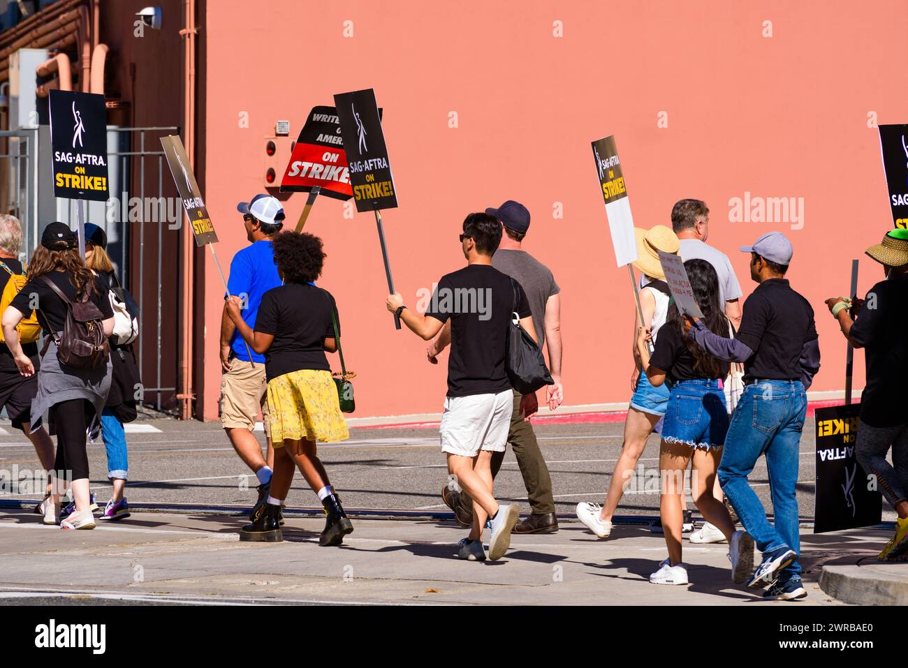 Il 14 luglio 2023, attori e scrittori di Hollywood scioperano, tenendo dei cartelli davanti ai Walt Disney Studios a Burbank, CALIFORNIA. Credito: Erik Morgan Foto Stock