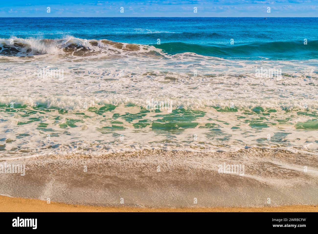 Il paesaggio marino delle whitecaps e delle onde mentre la marea arriva a riva nella splendida mattina invernale sotto un cielo parzialmente nuvoloso, in Corea del Sud Foto Stock