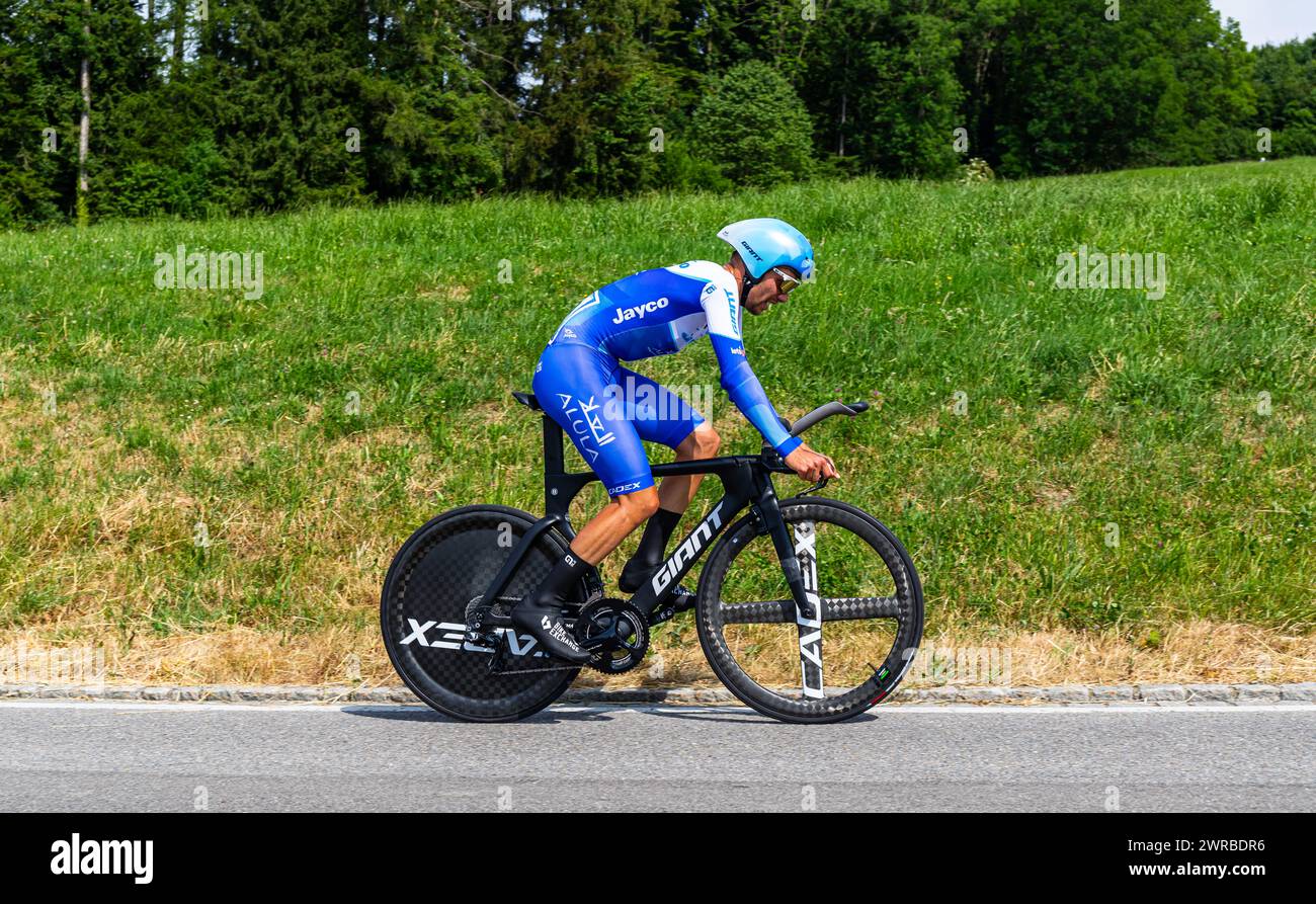 Der italienische Radrennfahrer Matteo Sobrero vom Team Jayco - Alula kämpft sich, während dem Einzelzeitfahren der 8. Etappe der Tour de Suisse, den A. Foto Stock