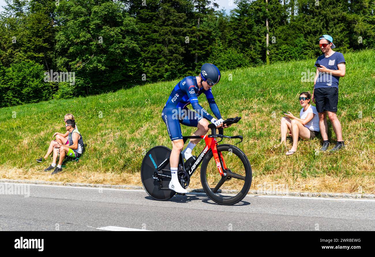 Der australische Radrennfahrer Michael Storer vom Team Groupama - FDJ kämpft sich, während dem Einzelzeitfahren der 8. Etappe der Tour de Suisse, den Foto Stock