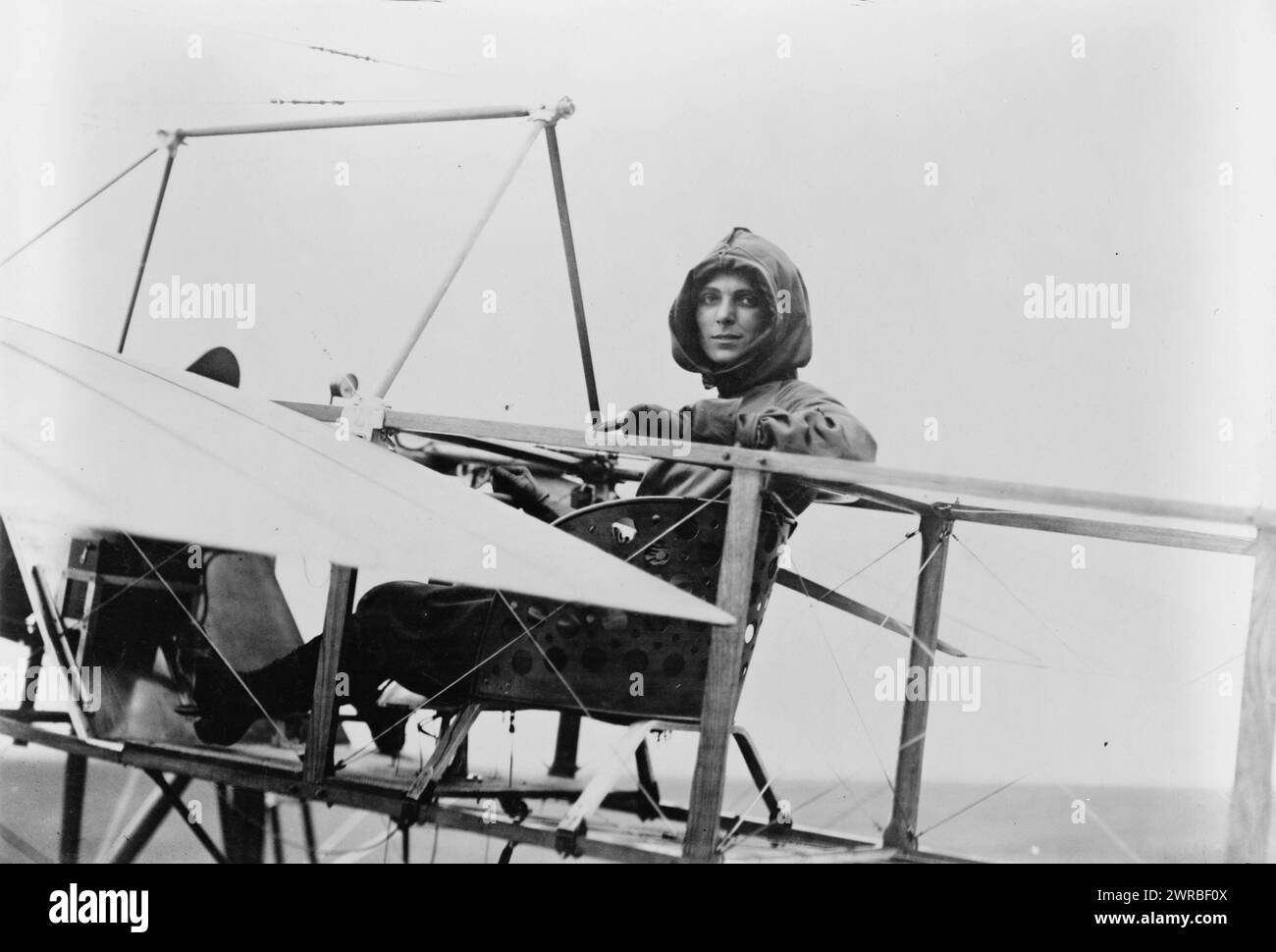 Harriet Quimby nella cabina di pilotaggio dell'aereo, 1911., Quimby, Harriet, 1875-1912, stampe fotografiche, 1910-1920., fotografie ritratto, 1910-1920, stampe fotografiche, 1910-1920, 1 stampa fotografica Foto Stock