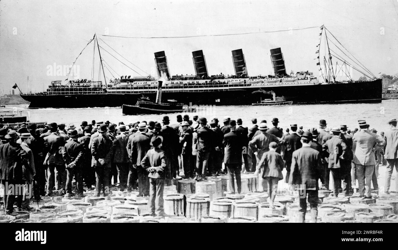 RMS Lusitania, New York City, settembre 1907, vista a poppa, durante il viaggio inaugurale, con una grande folla di uomini, in primo piano, in cima ai barili, 1907., Lusitania (nave a vapore), 1900-1910, stampe fotografiche, 1900-1910., stampe fotografiche, 1900-1910, 1 stampa fotografica Foto Stock