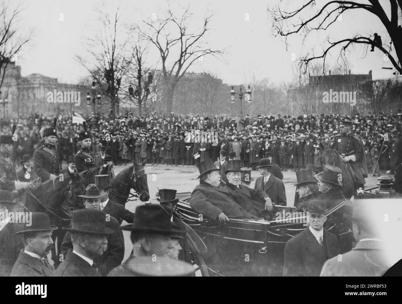 Wilson e Taft arrivano a Capitol, Wilson e Taft in carrozza aperta arrivando al Campidoglio per la prima inaugurazione di Wilson., 1913., Wilson, Woodrow, 1856-1924, inaugurazioni, stampe fotografiche, 1910-1920., stampe fotografiche, 1910-1920, 1 stampa fotografica Foto Stock