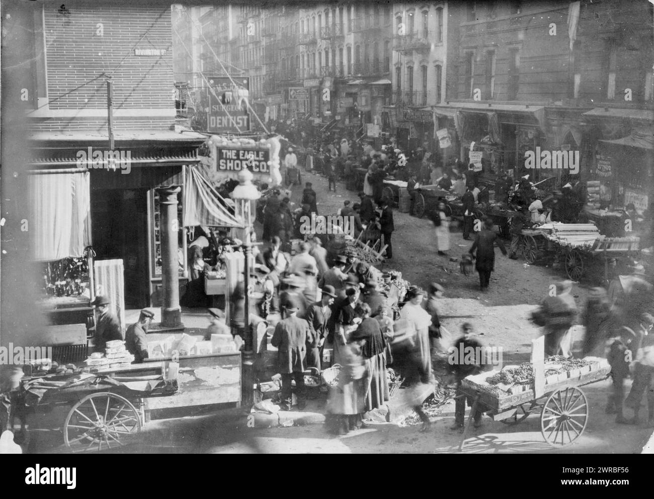 Domenica mattina a Orchard e Rivington, New York City, 1915? 7 ottobre, Markets, New York (Stato), New York, 1910-1915, 1 stampa fotografica Foto Stock