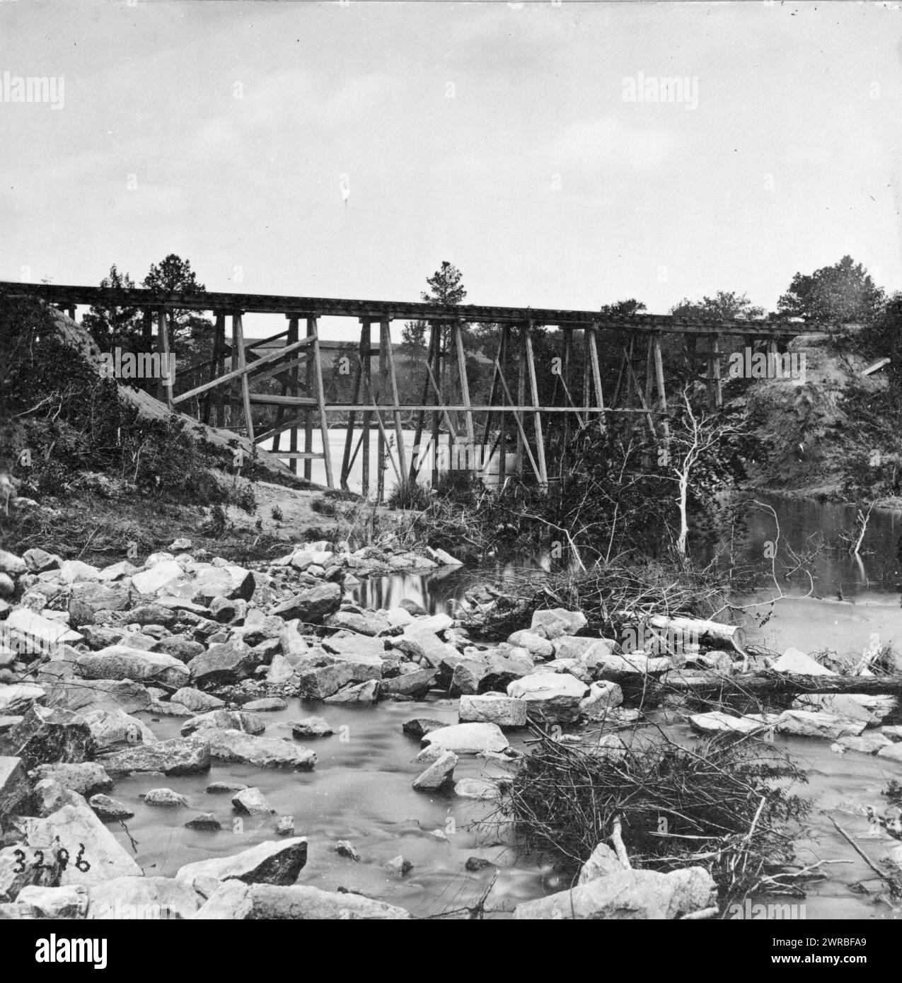 Ponte di cavalletto sul lato sud della ferrovia, vicino a Petersburg, Virginia, 1865 aprile 1865, Trestles, Virginia, Petersburg, 1860-1870, stampe fotografiche, 1860-1870., stampe fotografiche, 1860-1870, 1 stampa fotografica Foto Stock