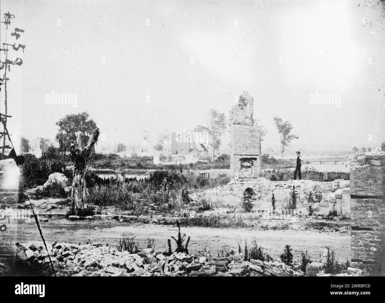 Rovine di Hampton, Virginia, che mostrano camini, e uomo in piedi, tra il 1861 e il 1865, War Damage, Virginia, Hampton, 1860-1870, stampe fotografiche, 1860-1870., stampe fotografiche, 1860-1870, 1 fotografia Foto Stock