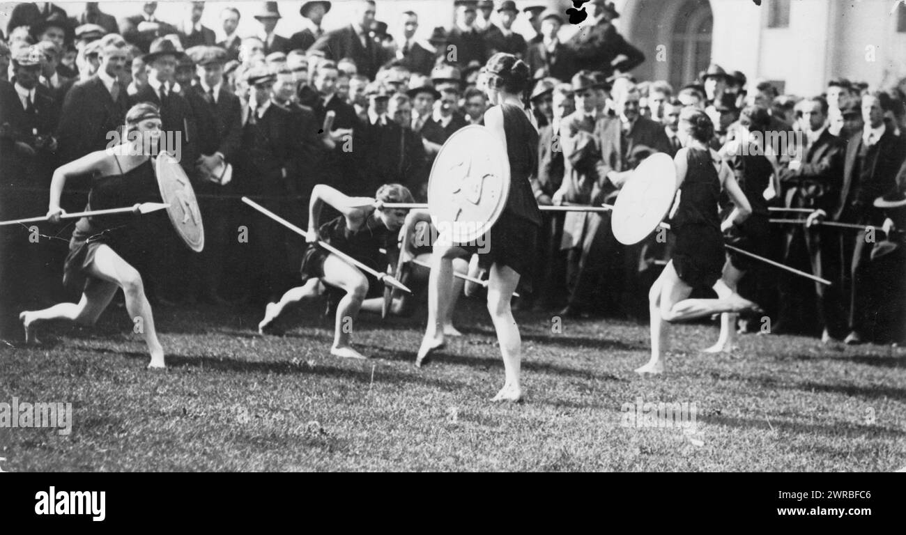 I ballerini d'arte di Marion Morgan che fanno una danza pirrica, in costumi greci con scudi, nel campus del Carnegie Institute of Technology, Pittsburg, Pennsylvania, CA. 1920, danza moderna, Pennsylvania, Pittsburgh, 1920, foto. Stampe, 1920., Fotografia. stampe, 1920, 1 fotografia. stampa Foto Stock